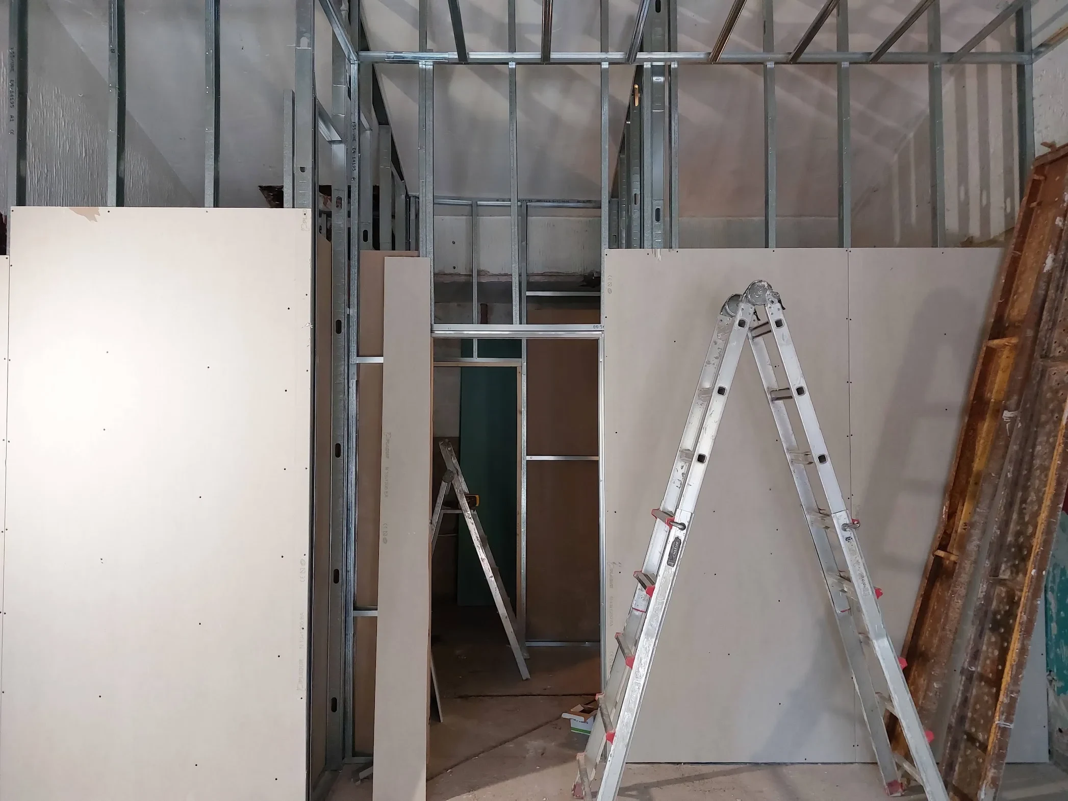 Aseos del restaurante Los Dos en El Campello en construcción, con estructura metálica y placas de pladur