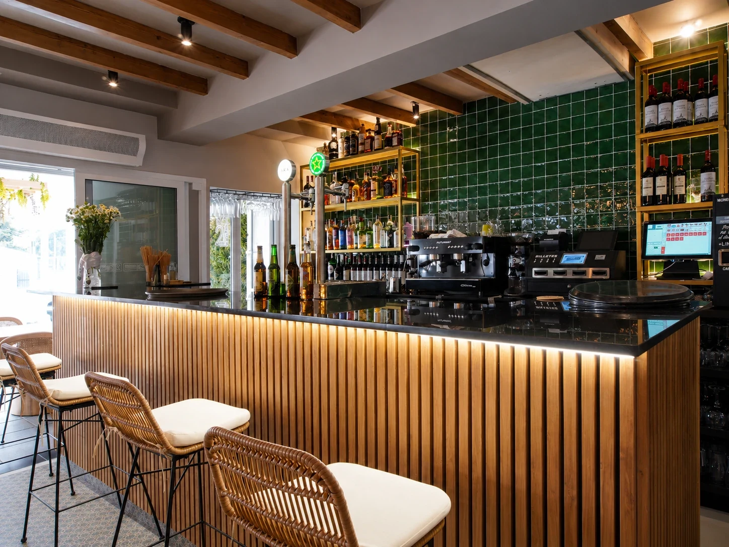 Barra del restaurante Los Dos en El Campello con azulejo verde, iluminación LED y botellero