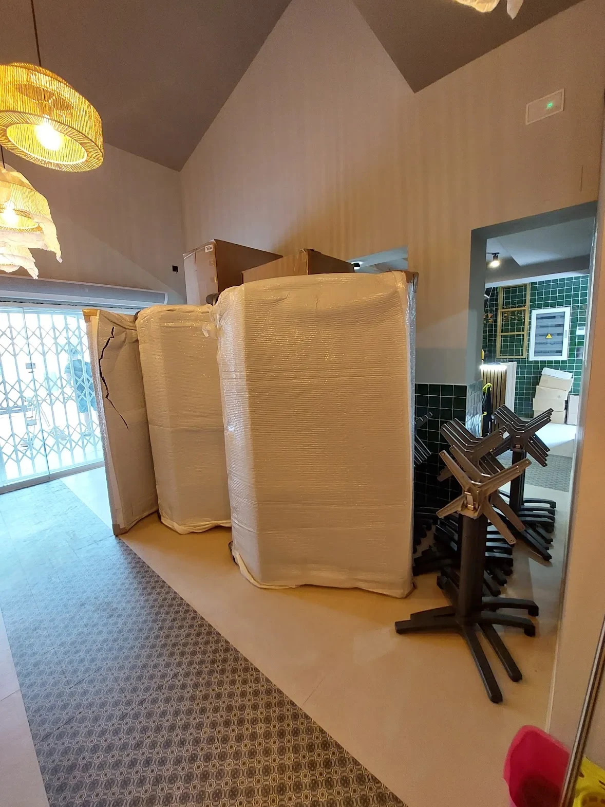 Mobiliario a medida recién entregado y embalado en el restaurante Los Dos en El Campello durante la obra
