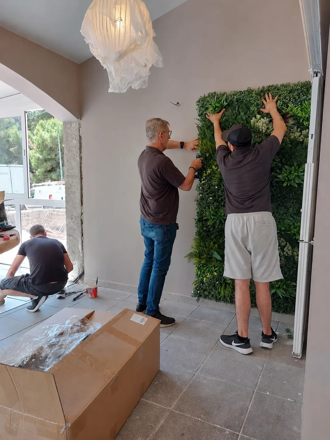 Instalación del jardín vertical de plantas en la pared del restaurante Los Dos en El Campello durante la reforma