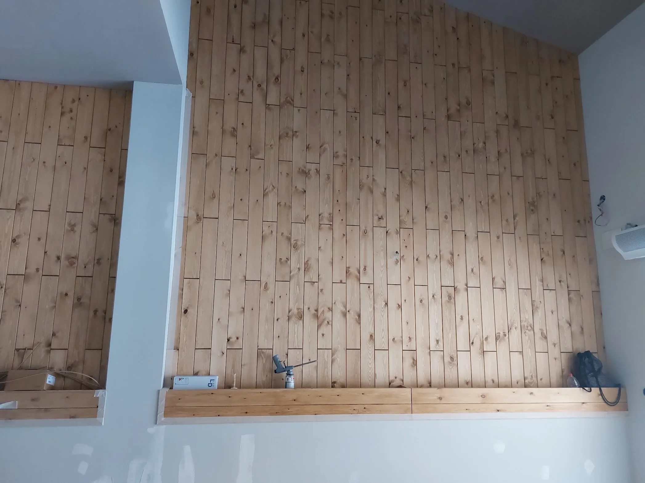 Pared de madera ya barnizada con iluminación indirecta LED en el restaurante Los Dos en El Campello