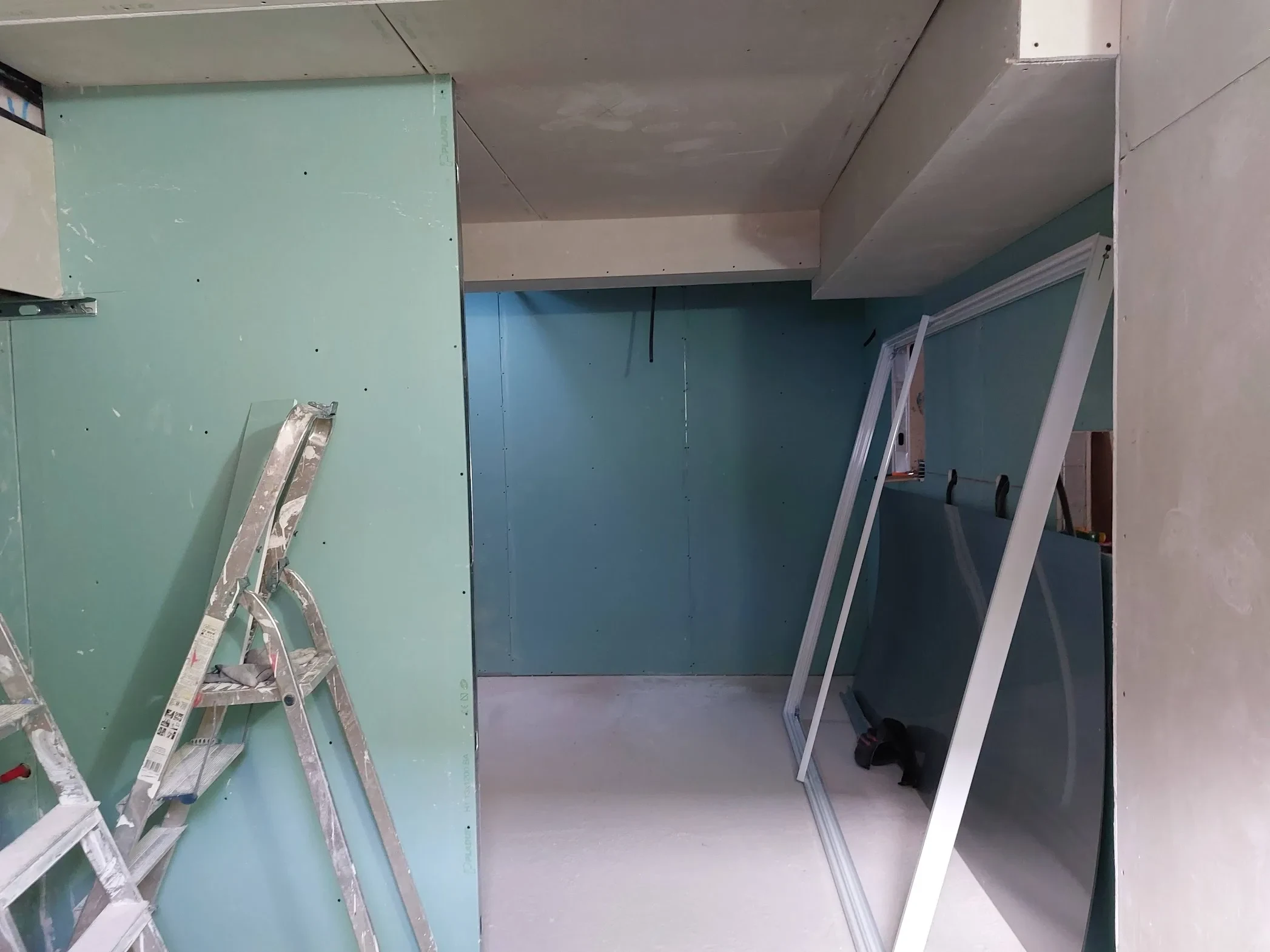 Tabiques de pladur con placa hidrófuga montados en el restaurante Los Dos en El Campello durante la obra