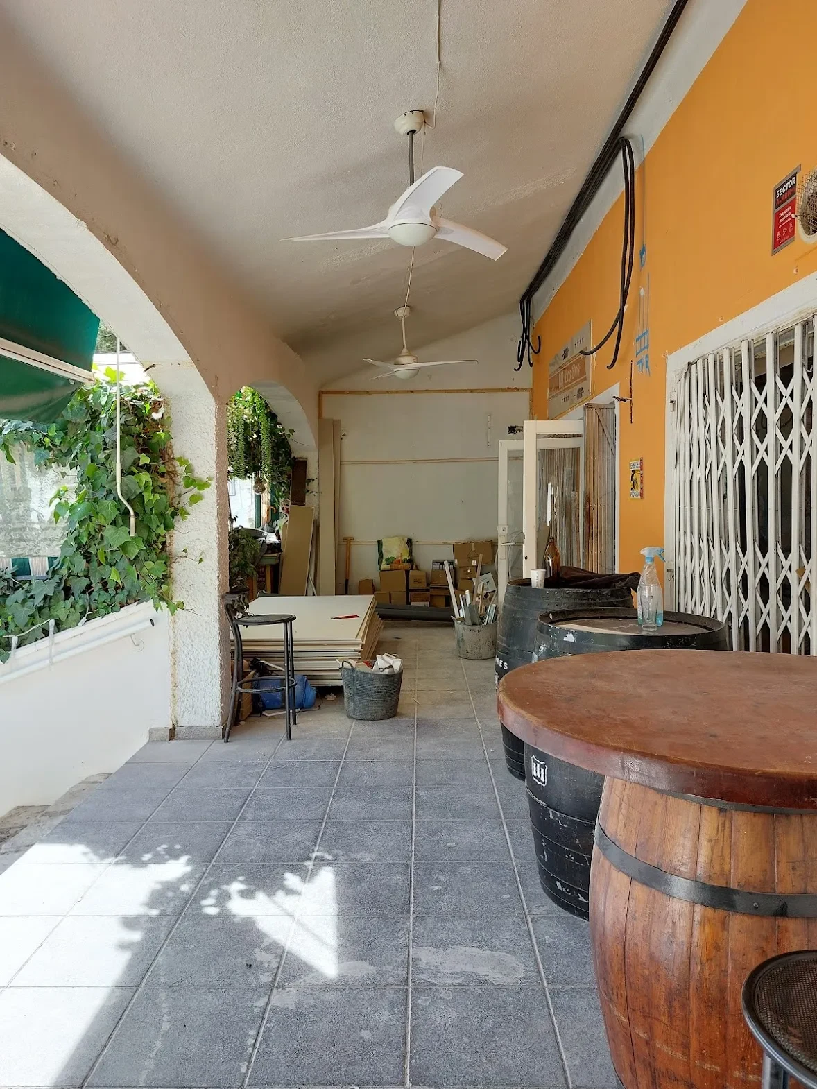 Terraza cubierta del restaurante Los Dos en El Campello en su estado previo, antes de la reforma